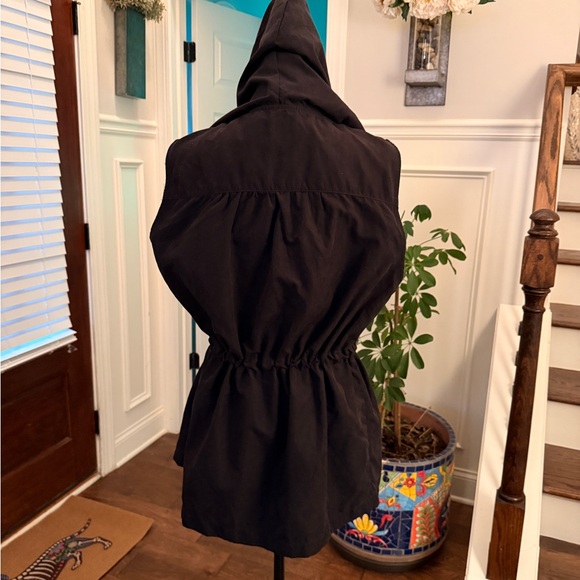 Active USA NWOT Black Hooded Vest with Pockets and Drawstring - Picture 3 of 7
